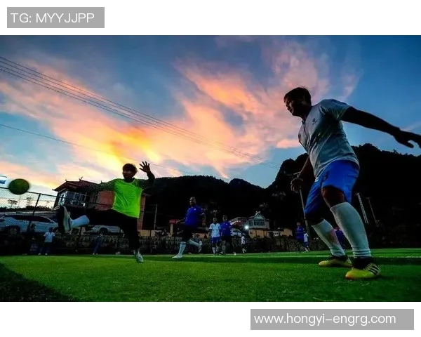 中国足球小将与球星同框合照 展现梦想与荣耀的传承与碰撞